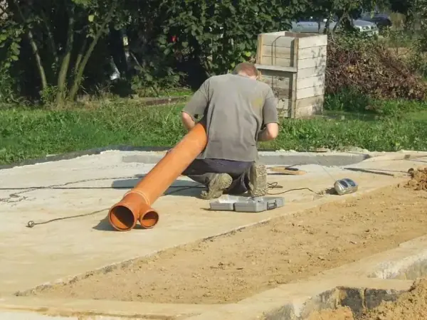 Ruční výkop pro kanalizaci a vodovodní přípojku — fotka 2