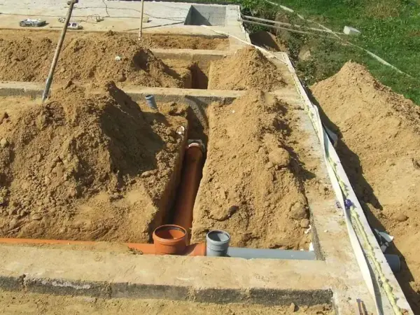 Ruční výkop pro kanalizaci a vodovodní přípojku — fotka 5