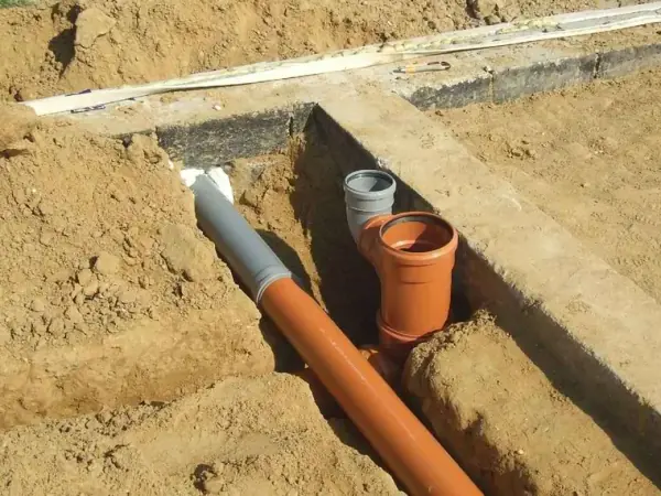 Ruční výkop pro kanalizaci a vodovodní přípojku — fotka 7