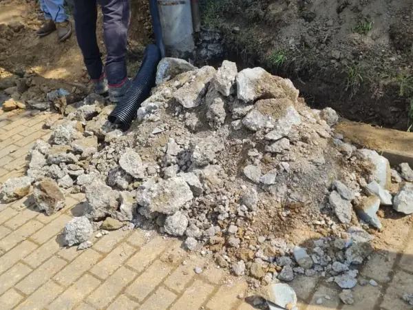 Ruční výkop pod dlažbu a chodník — fotka 4